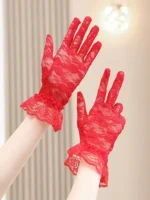 قفازات دانتيل نسائية بيج قصيرة للزفاف، إكسسوار أنثوي أنيق للعروس، مثالية لجلسات التصوير أو لإطلالة زفاف رومانسية كلاسيكية