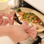 حامل أواني سيليكون وردي مقاوم للحرارة، مشابك مطبخ آمنة وغير قابلة للانزلاق، مناسبة للأواني، الصواني - الصورة 2