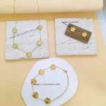 طقم مجوهرات نسائي – مجوهرات عصرية – مجوهرات مينيمالية – زهور مقطوعة بالليزر – قلادة وأقراط وسوار – هدايا نسائية – طقم زهور – إكسسوارات يومية – طقم أنيق – مجوهرات خفيفة