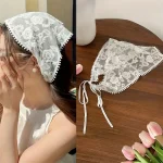 شريطة رأس مثلث بيضاء نسائية بنقشة زهرية، تصميم فرنسي أنثوي