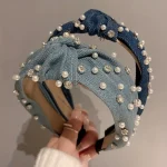 عصابة رأس دنيم نسائية أنيقة بتفاصيل لؤلؤ وراينستون