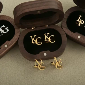 أزرار أكمام رجالية بحروف محفورة، هدية مخصصة أنيقة من الفولاذ المقاوم للصدأ، تصميم عمودي يضفي طابعًا مميزًا وفريدًا 2 49d42405 e90b 441e 9c9b 0da094dd2b02