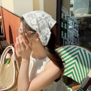 شريطة رأس مثلث بيضاء نسائية بنقشة زهرية، تصميم فرنسي أنثوي للعطلات والإطلالات اليومية 4 55a07e26 4ed3 4d3e 8849 33bb7041db37