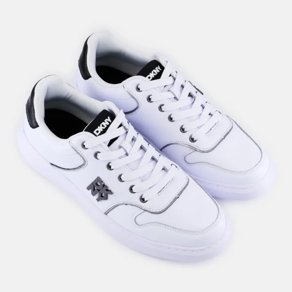 حذاء كاجوال رجالي أبيض متوسط برباط، جلد ونعل خفيف التبطين، تصميم أنيق وعصري يتماشى مع مختلف أنماط الملابس