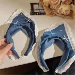 ⁦رباط رأس نسائي صيفي، دنيم أزرق ودانتيل بربطة أنيقة، يناسب الاستخدام اليومي أو المناسبات البسيطة⁩ - الصورة ⁦5⁩