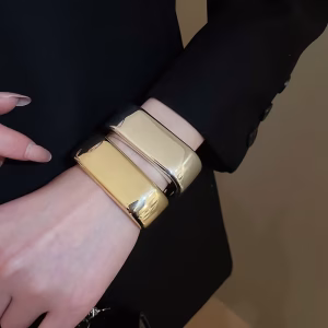 أساور عريضة نسائية أنيقة، طقم 3 قطع بتصميم فاخر وعصري للمناسبات والسهرات 4 8fbd062a 0f89 44d8 8cd4 acc9fdd3211f