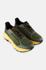 حذاء تدريب رجالي زيتوني بخامة نسيجية وبرباط، نعل خفيف التبطين وشعار مميز