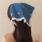 ⁦رباط رأس نسائي صيفي، دنيم أزرق ودانتيل بربطة أنيقة، يناسب الاستخدام اليومي أو المناسبات البسيطة⁩ - الصورة ⁦3⁩