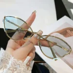 نظارات بيضاوية نسائية كلاسيكية خفيفة وأنيقة، تصميم مريح للارتداء اليومي، يضيف لمسة رقي إلى أي إطلالة - الصورة 4