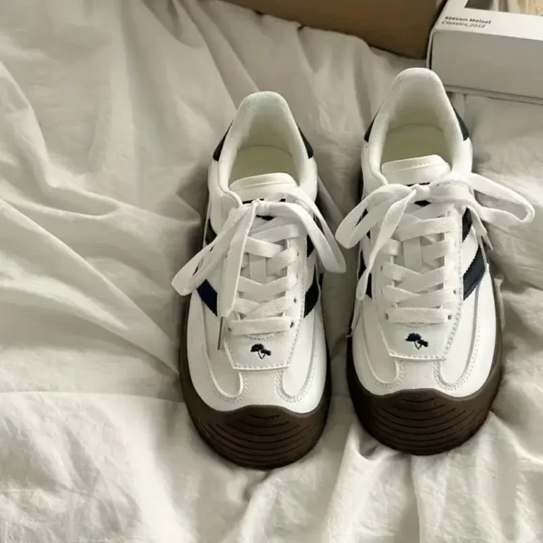 أحذية صيفية نسائية ريترو بيضاء 2025، مريحة وأنيقة