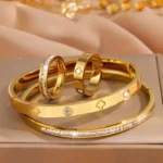 صميم عصري يناسب جميع المناسبات. - خامة عالية الجودة ومتانة تدوم طويلاً. - تفصيلات دقيقة بأحجار لامعة تضفي لمسة من الفخامة. قطع أساور يومية فاخرة من الفولاذ المقاوم للصدأ، بسيطة ومزخرفة