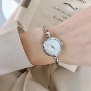 ساعة نسائية صغيرة أنيقة بتصميم ريترو كلاسيكي، لمسة فنية جذابة للمعصم، مناسب للارتداء اليومي والمناسبات الخاصة 9 ff8e9e3c 96a8 4542 a589 e20ae6fda4a9