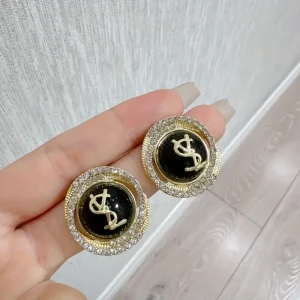 أقراط نسائية فاخرة مرصعة بالراين بأسلوب أوروبي يعكس الذوق الرفيع، مثالية للحفلات والمناسبات الرسمية 3 18045bac effe 477a a07a ae0e929084fa