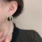 ⁦أقراط نسائية فاخرة مرصعة بالراين بأسلوب أوروبي يعكس الذوق الرفيع، مثالية للحفلات والمناسبات الرسمية⁩ - الصورة ⁦3⁩