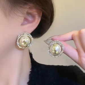 أقراط نسائية فاخرة مرصعة بالراين بأسلوب أوروبي يعكس الذوق الرفيع، مثالية للحفلات والمناسبات الرسمية 4 187697b8 7992 46bc 8800 22824154dbc1