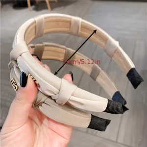 عصابة رأس نسائية عريضة بلون سادة مع عقدة أنيقة، مثالي للاستخدام اليومي أو لإكمال الإطلالة في المناسبات الخاصة 1 4f5a4476 2d23 11ef 8dd1 0a580a699c58