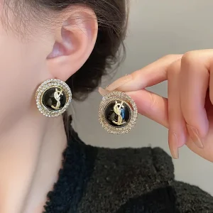 أقراط نسائية فاخرة مرصعة بالراين بأسلوب أوروبي يعكس الذوق الرفيع، مثالية للحفلات والمناسبات الرسمية 2 4fbe71e9 d6d7 4dbb 9389 d1e85925b769