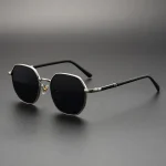 نظارات رجالية دائرية أنيقة بإطار أسود وتفاصيل ذهبية – لمظهر كلاسيكي عصري