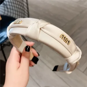 عصابة رأس نسائية عريضة بلون سادة مع عقدة أنيقة، مثالي للاستخدام اليومي أو لإكمال الإطلالة في المناسبات الخاصة 3 6e82ab50 fb4d 40f1 a66a 5a1a6b2a3dc8