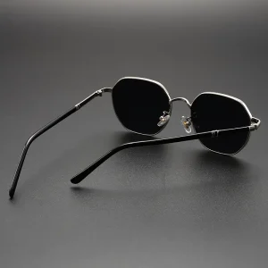 نظارات رجالية دائرية أنيقة بإطار أسود وتفاصيل ذهبية – لمظهر كلاسيكي عصري 5 abac0583 005e 460a bd4c 262ba0b9f2fc