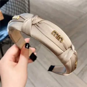 عصابة رأس نسائية عريضة بلون سادة مع عقدة أنيقة، مثالي للاستخدام اليومي أو لإكمال الإطلالة في المناسبات الخاصة 4 bfa1c74b fc6c 49ee a2c8 e5123372b99e