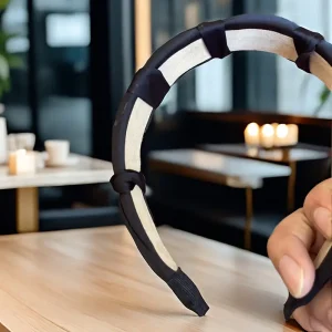 عصابة رأس نسائية عريضة بلون سادة مع عقدة أنيقة، مثالي للاستخدام اليومي أو لإكمال الإطلالة في المناسبات الخاصة 5 c36a59d1 6c68 4cd7 b395 d4078ca8fbe5