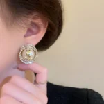 ⁦أقراط نسائية فاخرة مرصعة بالراين بأسلوب أوروبي يعكس الذوق الرفيع، مثالية للحفلات والمناسبات الرسمية⁩ - الصورة ⁦4⁩