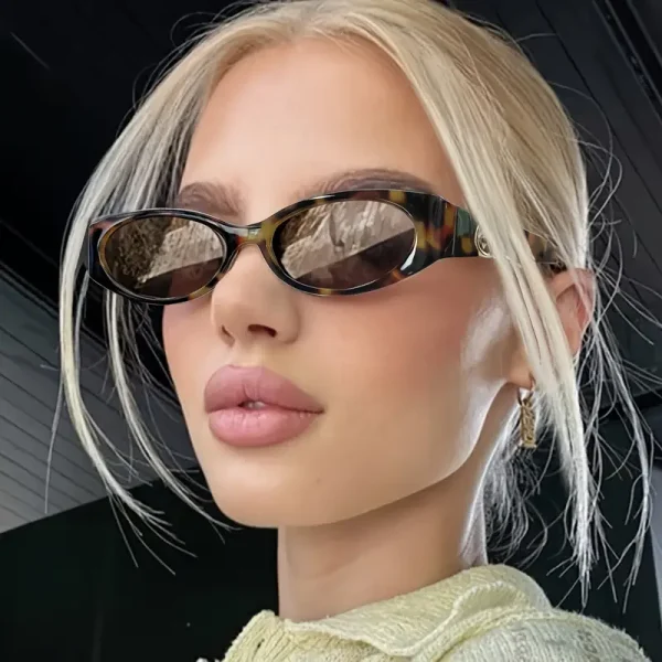 نظارات نسائية موضة بإطار كلاسيكي مربع، بعدسات زخرفية ومفصلات معدنية متينة