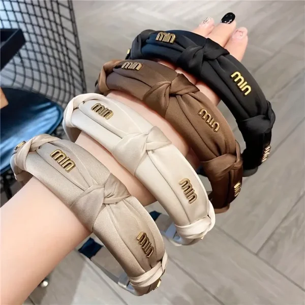 عصابة رأس نسائية عريضة بلون سادة مع عقدة أنيقة