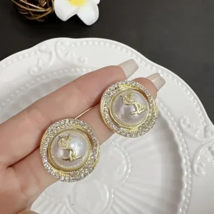 أقراط نسائية فاخرة مرصعة بالراين بأسلوب أوروبي يعكس الذوق الرفيع، مثالية للحفلات والمناسبات الرسمية 7 e72e8a94 7b0b 47ce 8188 11320d812f3d