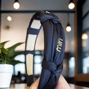 عصابة رأس نسائية عريضة بلون سادة مع عقدة أنيقة، مثالي للاستخدام اليومي أو لإكمال الإطلالة في المناسبات الخاصة 6 eeb8cb57 847f 469a 9ee1 f74dddc00e90