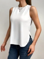 توب نسائي كاجوال بيضاء بدون أكمام، خفيف وأنيق لصيف مريح، مثالي للارتداء اليومي أو المناسبات الكاجوال - الصورة 3