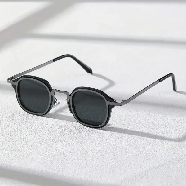 نظارات بإطار معدني متين وعدسات مزخرفة