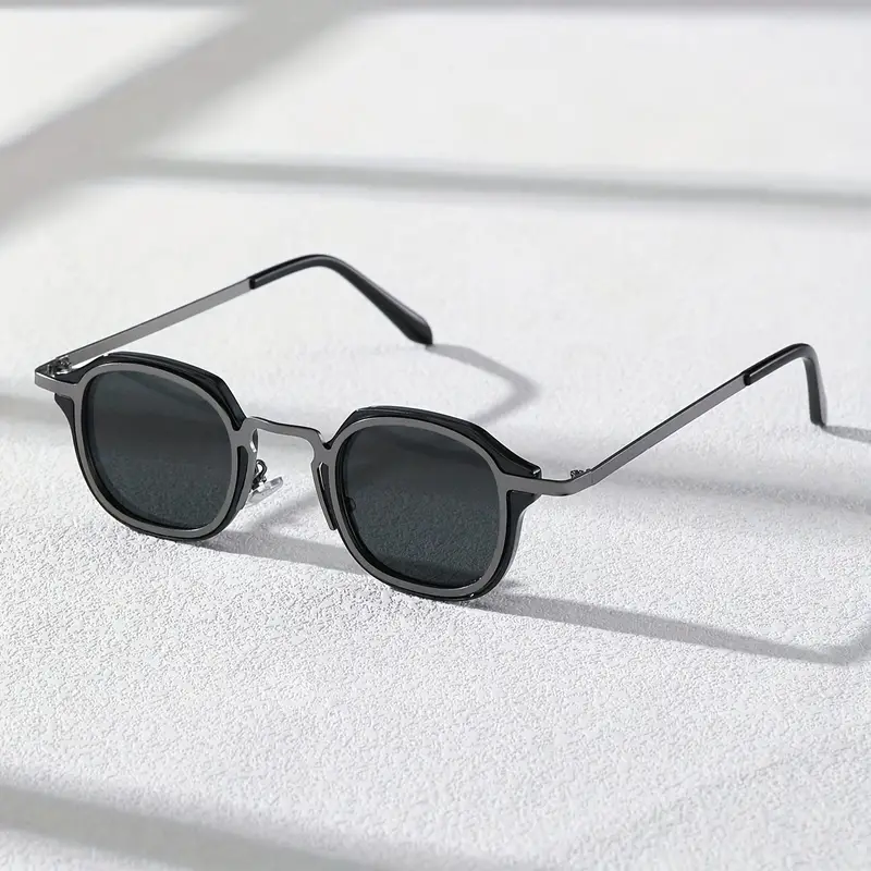 6a5acedb-5ab6-4f26-a25b-fd1b0271c48e نظارات بإطار معدني متين وعدسات مزخرفة