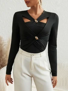 توب نسائي أنيق بأكمام طويلة، ياقة V متقاطعة بتصميم ضيق مطاطي، مثالي للإطلالات اليومية أو المسائية 3 7266de69 eb5c 4788 9c5c df3a0409886e