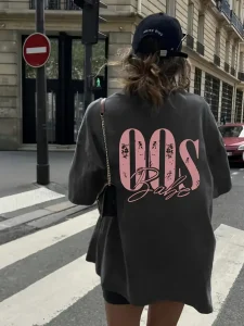 تيشيرت نسائي رمادي داكن برقبة مستديرة، بوليستر ناعم ومطاطي، قميص يومي للنساء 1 سويتشيرت نسائي رمادي داكن برقبة مستديرة - بوليستر ناعم ومطاطي، قميص يومي بطول عادي للنساء - قابل للغسل في الغسالة، ملابس كاجوال لجميع الفصول، أسلوب 00S، مريح ومتين، طباعة حروف، موضة الربيع، قماش متين، توب مطبوع، ملابس عصرية