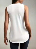 توب نسائي كاجوال بيضاء بدون أكمام، خفيف وأنيق لصيف مريح، مثالي للارتداء اليومي أو المناسبات الكاجوال - الصورة 4