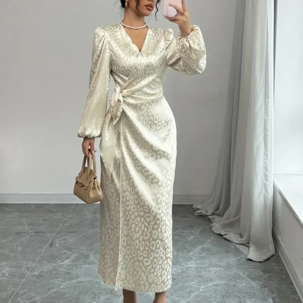 فستان دانتيل نسائي ساتان ناعم بطبعة دانتيل وطوق خصر، لإطلالة أنثوية