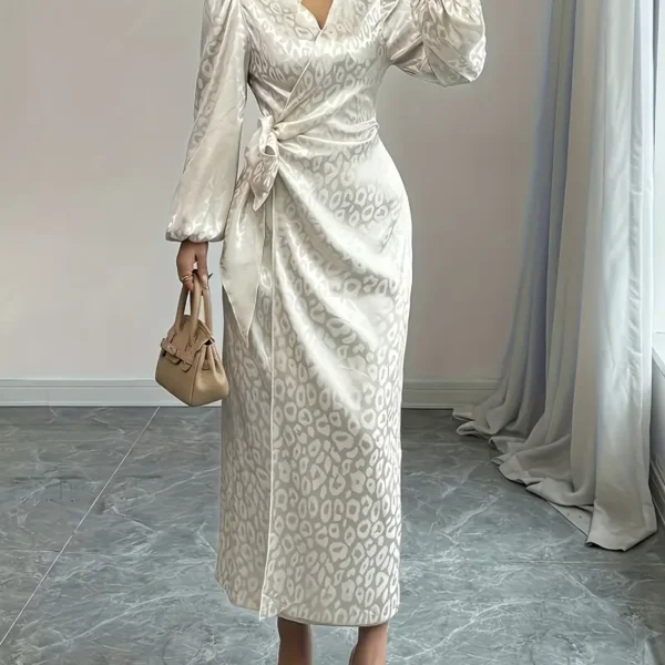 فستان دانتيل نسائي ساتان ناعم بطبعة دانتيل وطوق خصر، لإطلالة أنثوية