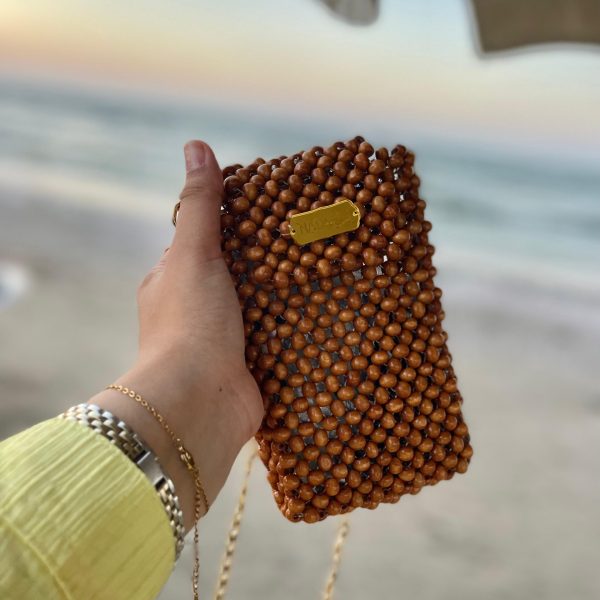 ✨ شنطة هاند ميد من خرز الخشب ✨ لأن التميز في التفاصيل ✨ شنطة مصنوعة يدويًا بكل حب واهتمام، من خرز الخشب الطبيعي، بتصميم أنيق يضيف لمسة فريدة لإطلالتك 💼🌿 مناسبة للمناسبات الخاصة أو الطلات اليومية المميزة القطعة محدودة، وكل شنطة هي عمل فني بحد ذاتها 🎨👜