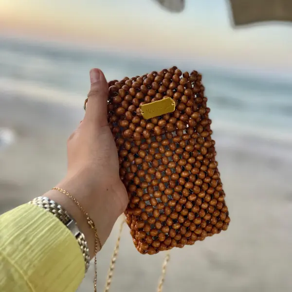 ✨ شنطة هاند ميد من خرز الخشب ✨ لأن التميز في التفاصيل ✨ شنطة مصنوعة يدويًا بكل حب واهتمام، من خرز الخشب الطبيعي، بتصميم أنيق يضيف لمسة فريدة لإطلالتك 💼🌿 مناسبة للمناسبات الخاصة أو الطلات اليومية المميزة القطعة محدودة، وكل شنطة هي عمل فني بحد ذاتها 🎨👜