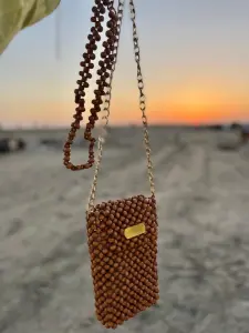 شنطة هاند ميد من خرز الخشب ✨ لأن التميز في التفاصيل ✨ شنطة مصنوعة يدويًا بكل حب واهتمام، من خرز الخشب الطبيعي، بتصميم أنيق يضيف لمسة فريدة لإطلالتك 💼🌿 مناسبة للمناسبات الخاصة أو الطلات اليومية المميزة القطعة محدودة، وكل شنطة هي عمل فني بحد ذاتها 🎨👜 1 WhatsApp Image 2025 08 31 at 3.56.24 PM 2