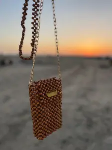 شنطة هاند ميد من خرز الخشب ✨ لأن التميز في التفاصيل ✨ شنطة مصنوعة يدويًا بكل حب واهتمام، من خرز الخشب الطبيعي، بتصميم أنيق يضيف لمسة فريدة لإطلالتك 💼🌿 مناسبة للمناسبات الخاصة أو الطلات اليومية المميزة القطعة محدودة، وكل شنطة هي عمل فني بحد ذاتها 🎨👜 2 WhatsApp Image 2025 08 31 at 3.56.24 PM 3