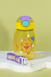 زجاجة مياه أطفال بلاستيكية بتصميم دب كرتوني مع غطاء أمان وحمالة كتف، ألوان زاهية مثالية للمدرسة والرحلات 1 WhatsApp Image 2025 09 06 at 1.15.41 PM