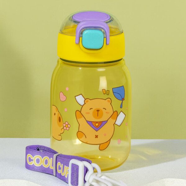 زجاجة مياه أطفال بلاستيكية بتصميم دب كرتوني مع غطاء أمان وحمالة كتف