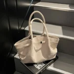 حقيبة كتف نسائية واسعة السعة، تصميم مينيماليستي مع إغلاق بمشبك وأحزمة ثابتة