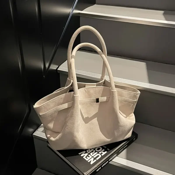 حقيبة كتف نسائية واسعة السعة، تصميم مينيماليستي مع إغلاق بمشبك وأحزمة ثابتة