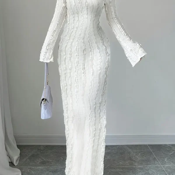 فستان نسائي بقصة قلم رصاص وتفاصيل دانتيل علي الكتف، أنوثة ناعمة بإطلالة متجددة لكل موسم