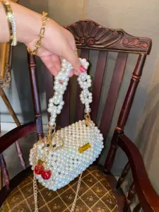 شنطة لولي بيضاء أنيقة مصنوعة من الخرز اللامع عالي الجودة، بتصميم عصري فاخر يناسب جميع الإطلالات. تتميز بمقبض وسلسلة أنيقة يمكن حملها يدويًا أو على الكتف، مثالية للحفلات، السهرات، والمناسبات الخاصة. حقيبة تجمع بين البساطة والفخامة وتضفي لمسة راقية على فستان السهرة أو الإطلالة اليومية الأنيقة. 1 شنطة لولي بيضاء أنيقة مصنوعة من الخرز اللامع عالي الجودة، بتصميم عصري فاخر يناسب جميع الإطلالات. تتميز بمقبض وسلسلة أنيقة يمكن حملها يدويًا أو على الكتف، مثالية للحفلات، السهرات، والمناسبات الخاصة. حقيبة تجمع بين البساطة والفخامة وتضفي لمسة راقية على فستان السهرة أو الإطلالة اليومية الأنيقة.