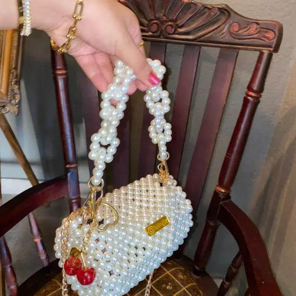 شنطة لولي بيضاء أنيقة مصنوعة من الخرز اللامع عالي الجودة، بتصميم عصري فاخر يناسب جميع الإطلالات. تتميز بمقبض وسلسلة أنيقة يمكن حملها يدويًا أو على الكتف، مثالية للحفلات، السهرات، والمناسبات الخاصة. حقيبة تجمع بين البساطة والفخامة وتضفي لمسة راقية على فستان السهرة أو الإطلالة اليومية الأنيقة.